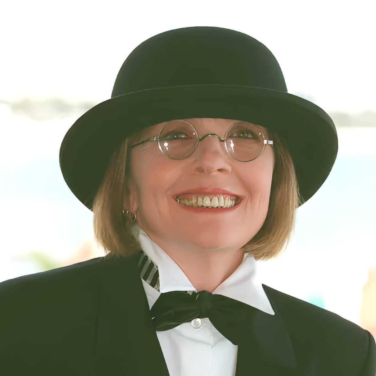 Diane Keaton avec un look dandy et nœud papillon, source d’inspiration mode.