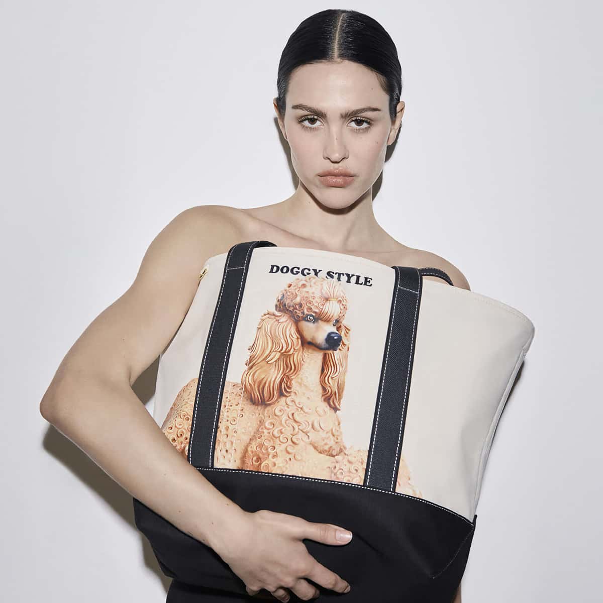 Cabas Doggy Style Stella McCartney x Jeff Koons porté avec un look minimaliste
