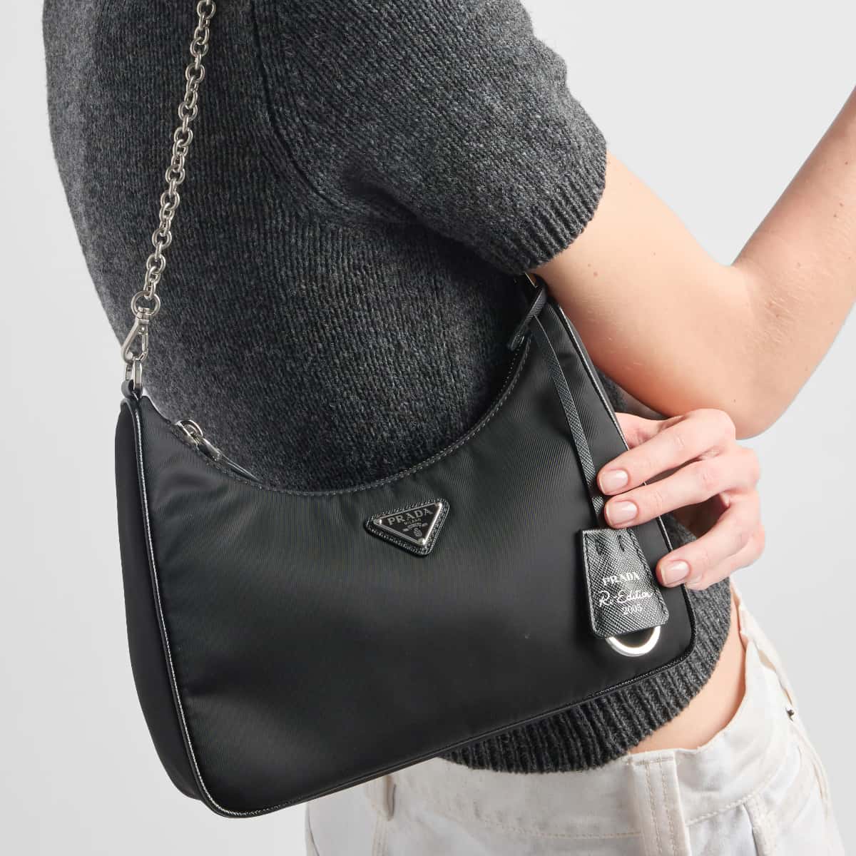 Sac Prada en nylon noir porté en ville