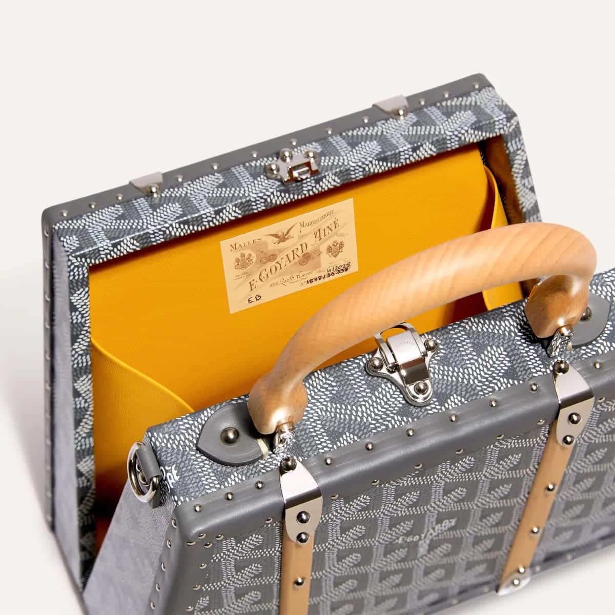 Sac Malle Saïgon Mini gris avec poignée en bois et doublure jaune