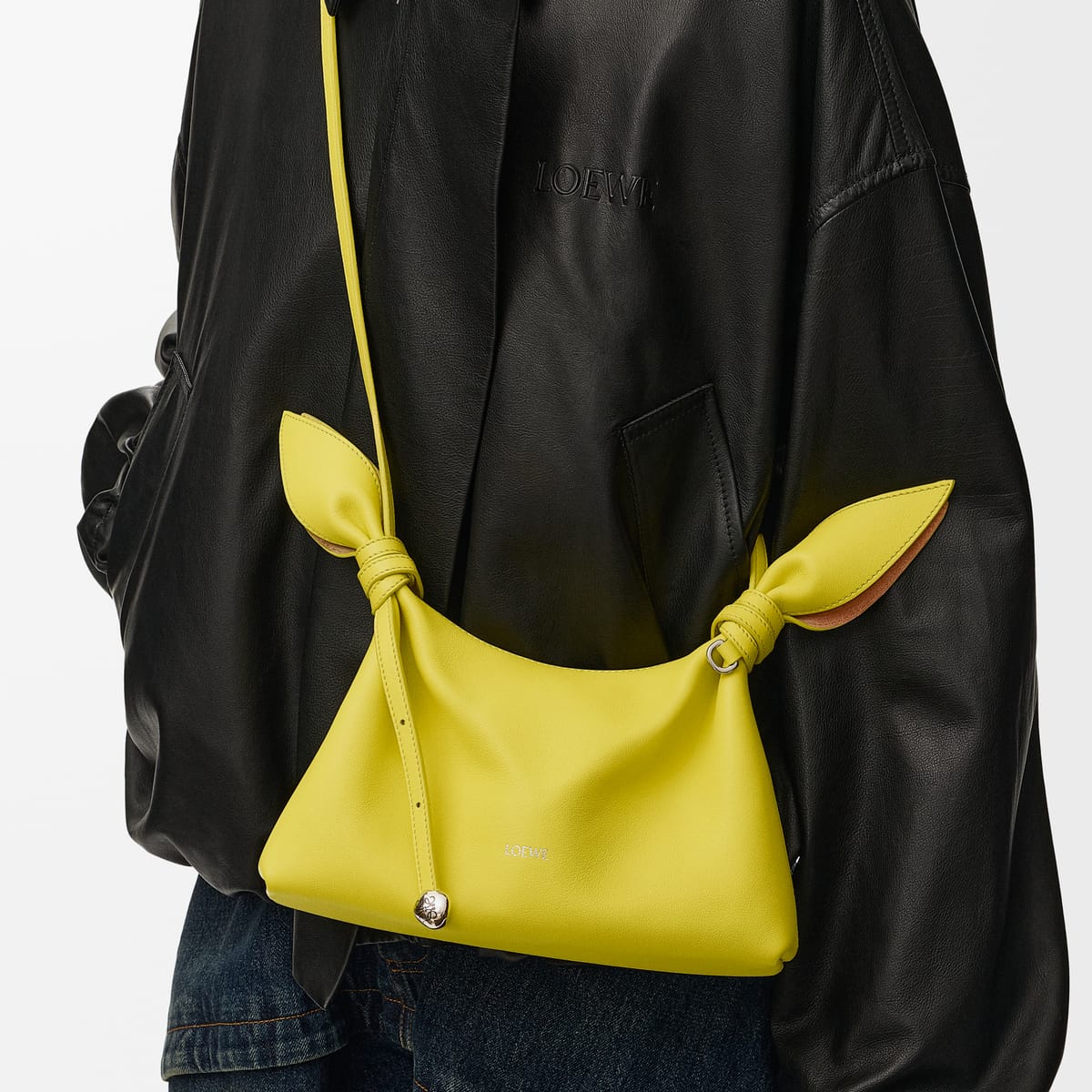 Mini sac Loewe Scarf jaune citron porté avec une veste noire