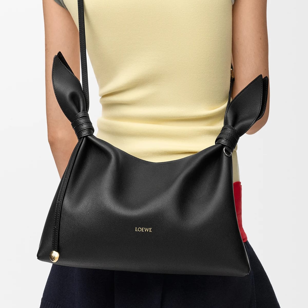 Sac Loewe Scarf medium noir porté à l’épaule