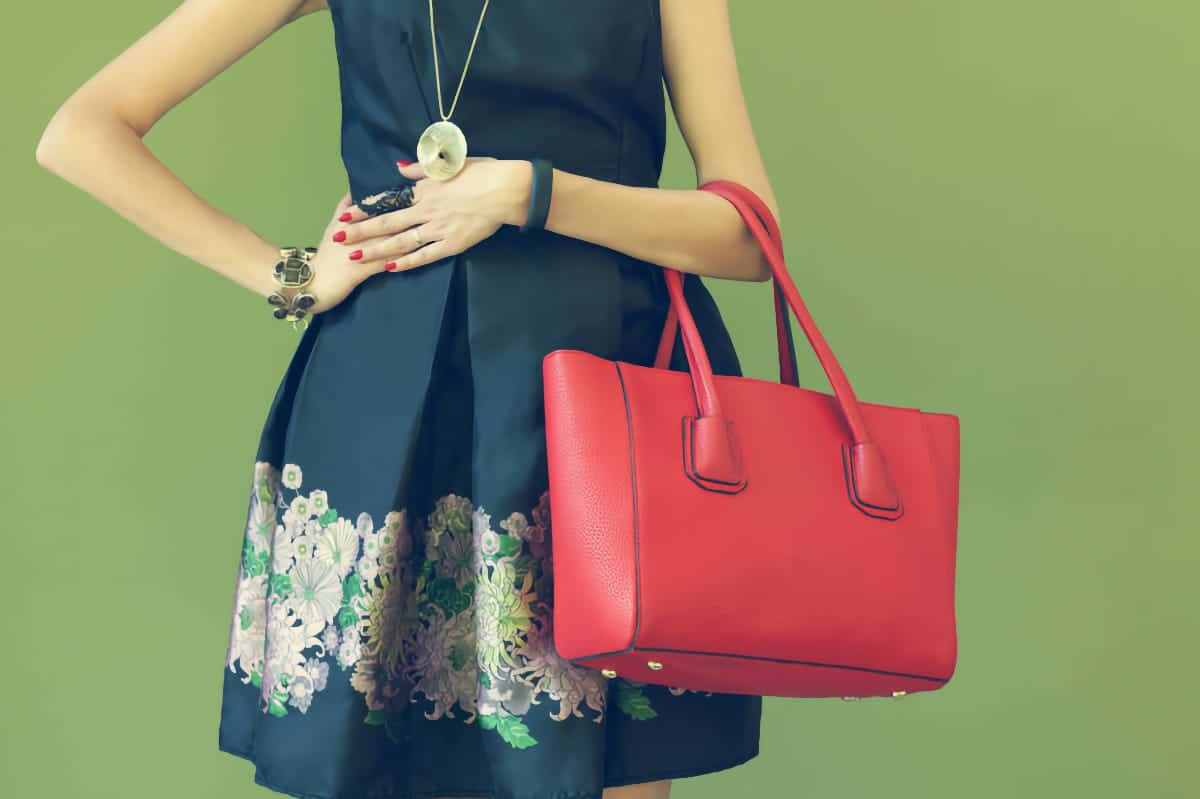 Entretien d'un sac à main cabas en cuir rouge 