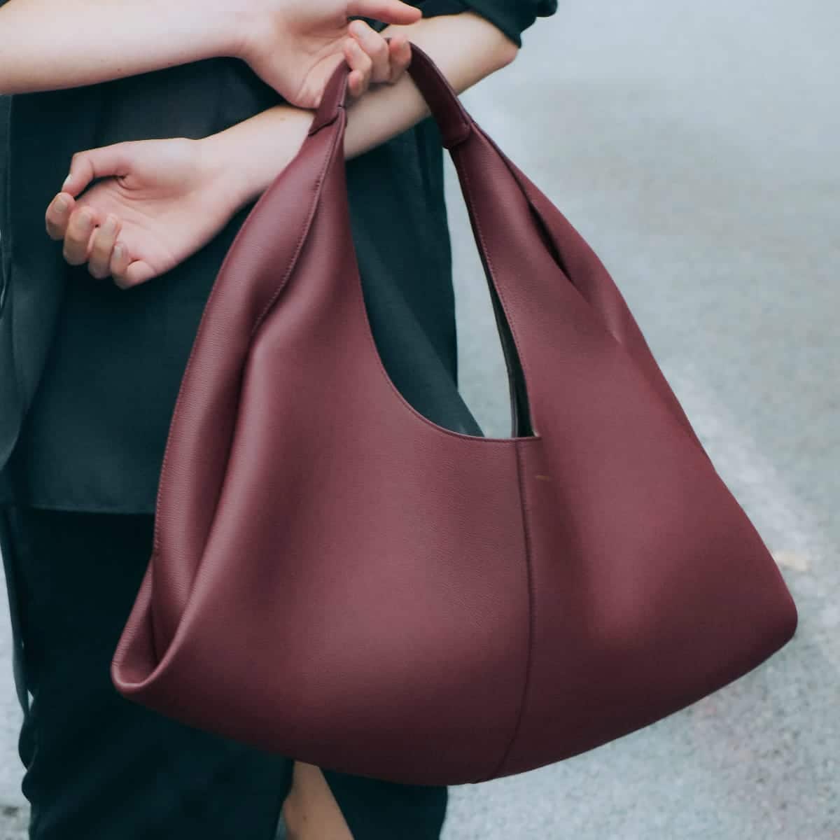 Sac Polène Shuldo cerise noire porté à l’épaule