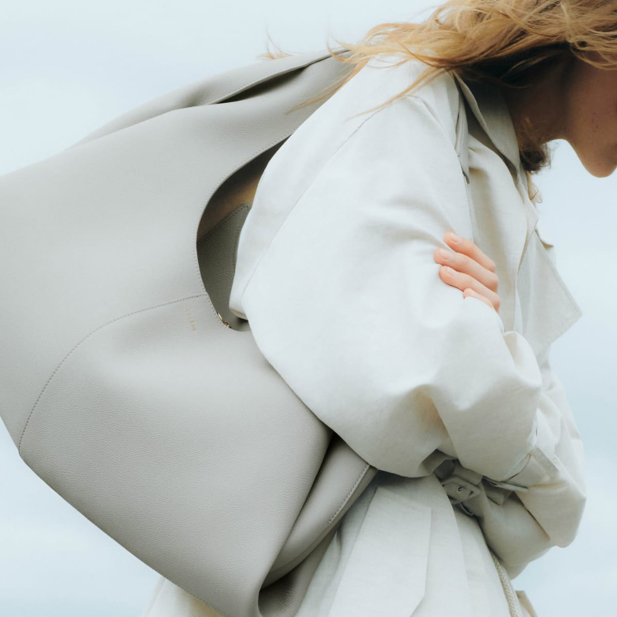 Sac Polène Shuldo brume porté à l’épaule