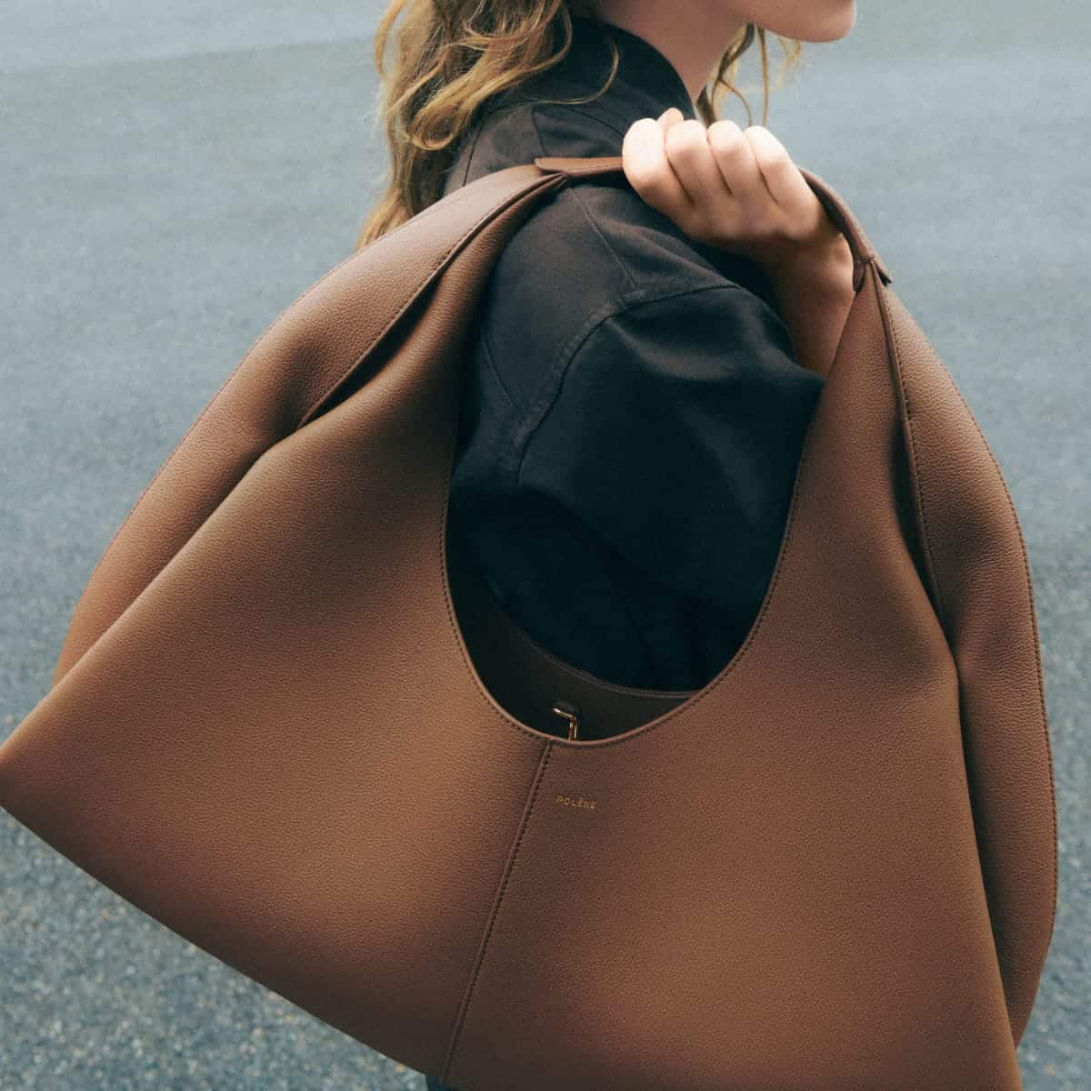 Sac Polène Shuldo brun porté à l’épaule