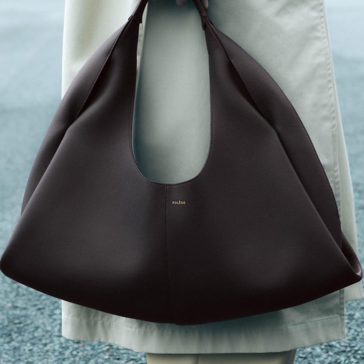Sac Polène Shuldo ébène porté à l’épaule