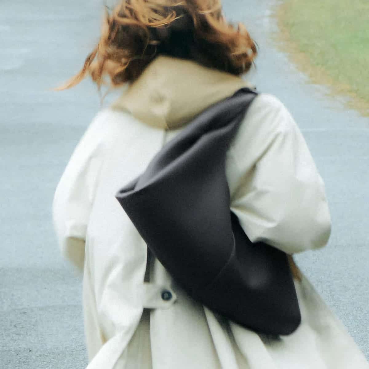 Sac Polène Shuldo noir porté à l’épaule