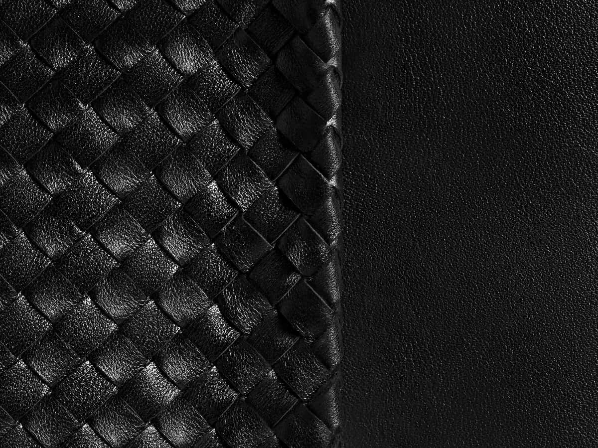 Détail du tressage Intrecciato sur le sac Bottega Veneta Corso