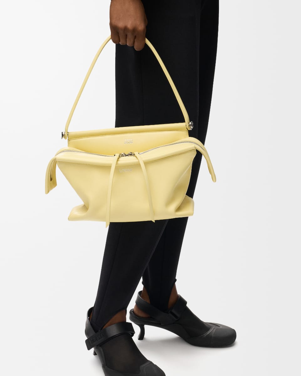 Sac Loewe Whisker en cuir de veau glacé vanille porté à la main