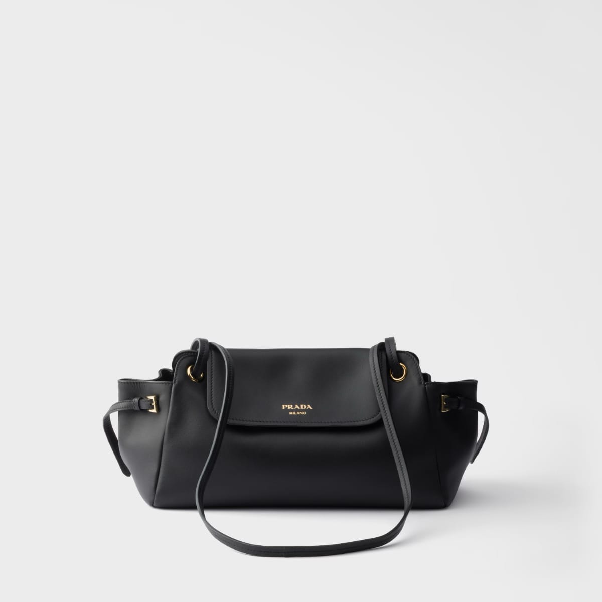 Sac Prada Carry medium en cuir noir porté à l'épaule