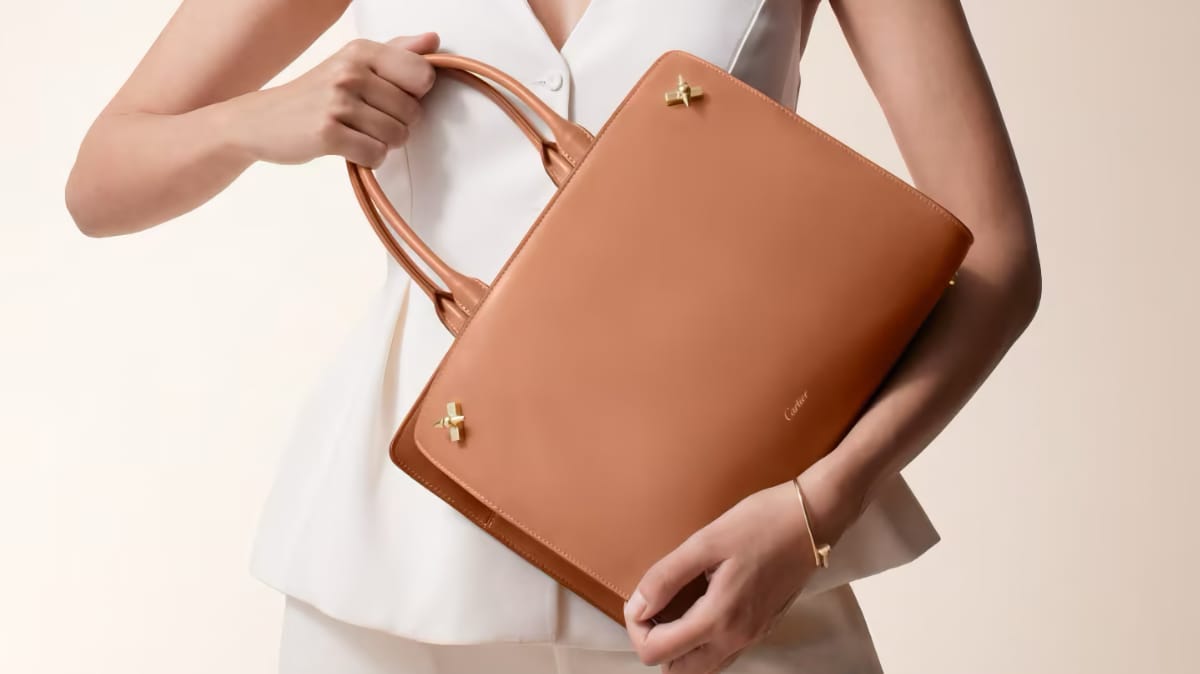 Petit Sac Clash de Cartier caramel porté avec une tenue blanche