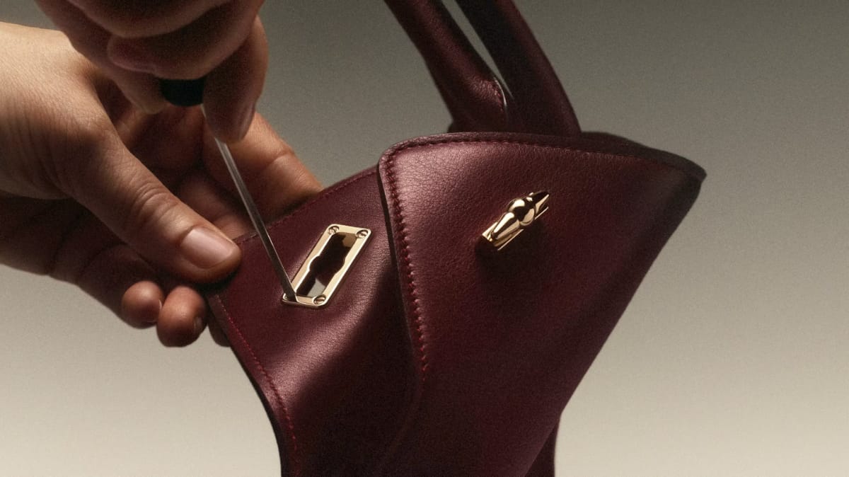 le fermoir-picot doré du Sac Clash de Cartier