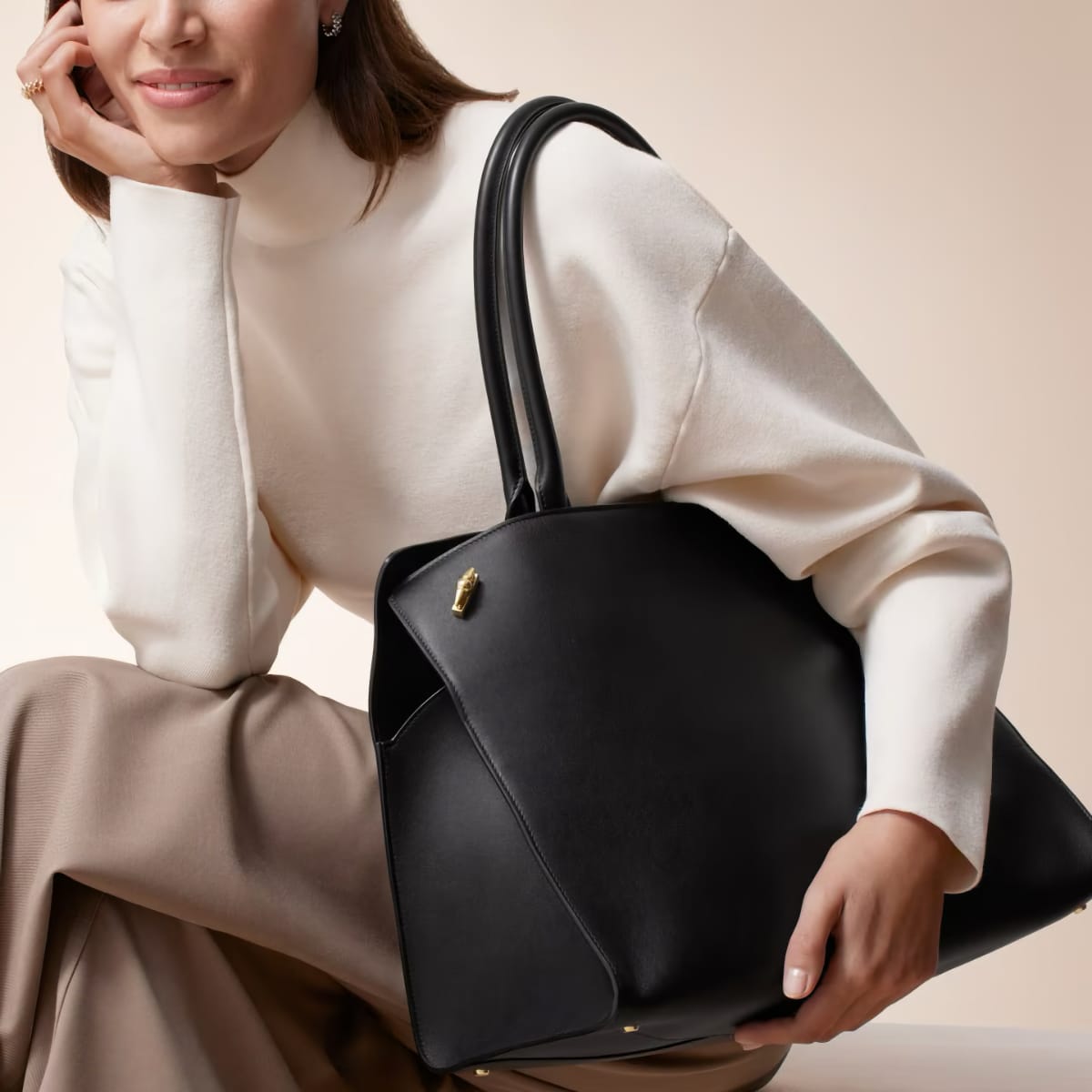 Grand Sac Clash de Cartier noir porté à l'épaule