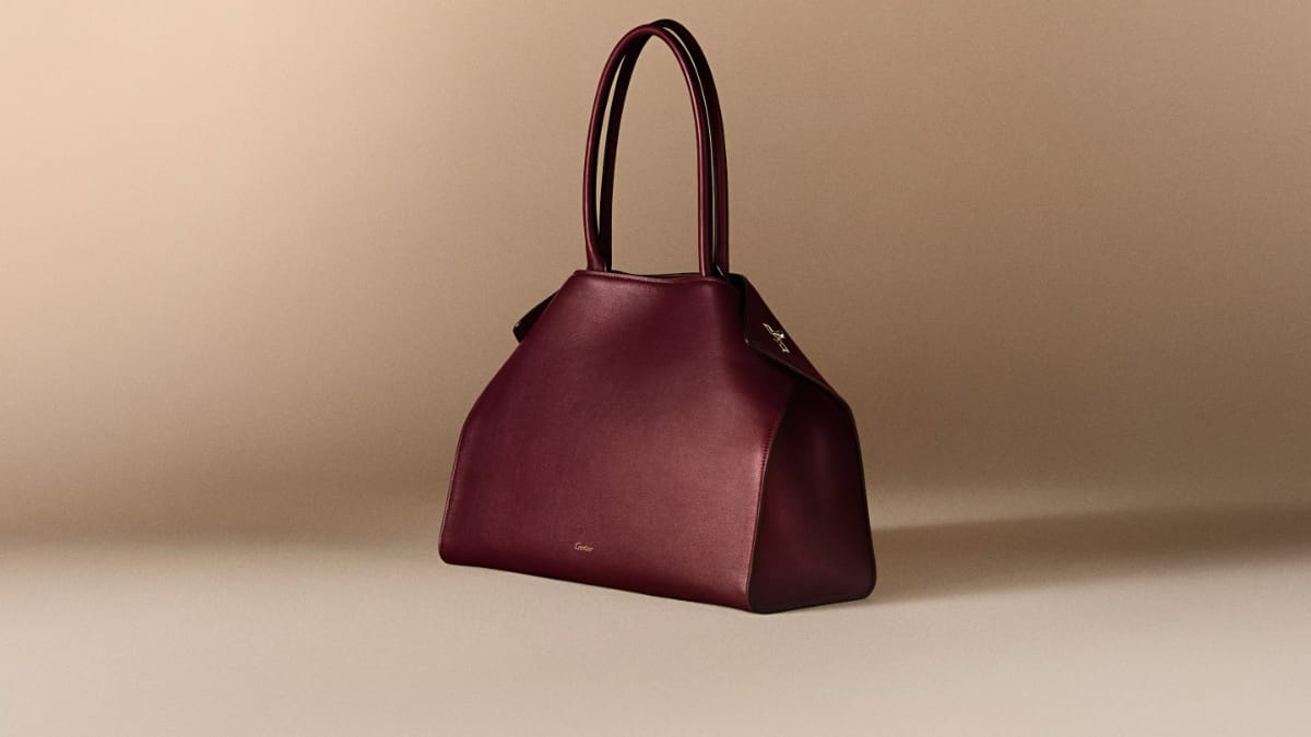 Le sac Clash de Cartier fait passer le picot de joaillerie du poignet au cuir